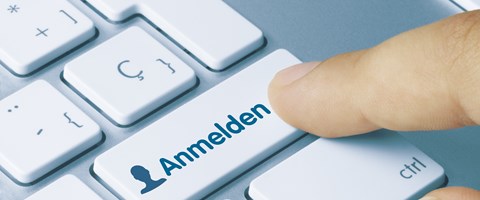 Finger auf fiktiver Taste Finger auf fiktiver Taste